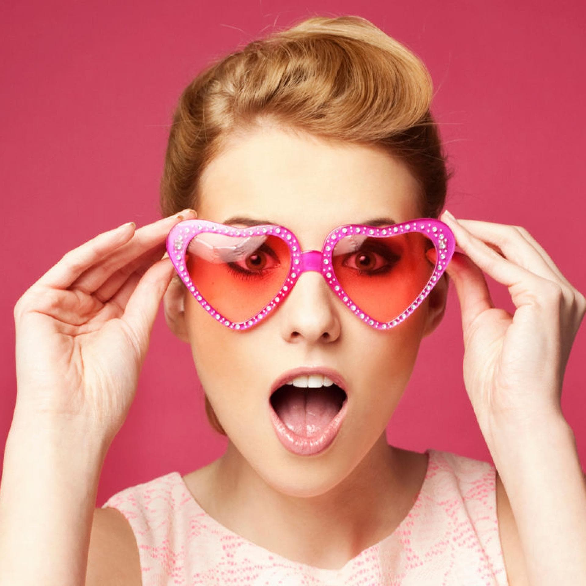 Junge Frau mit rosa Brille Junge Frau mit rosa Brille