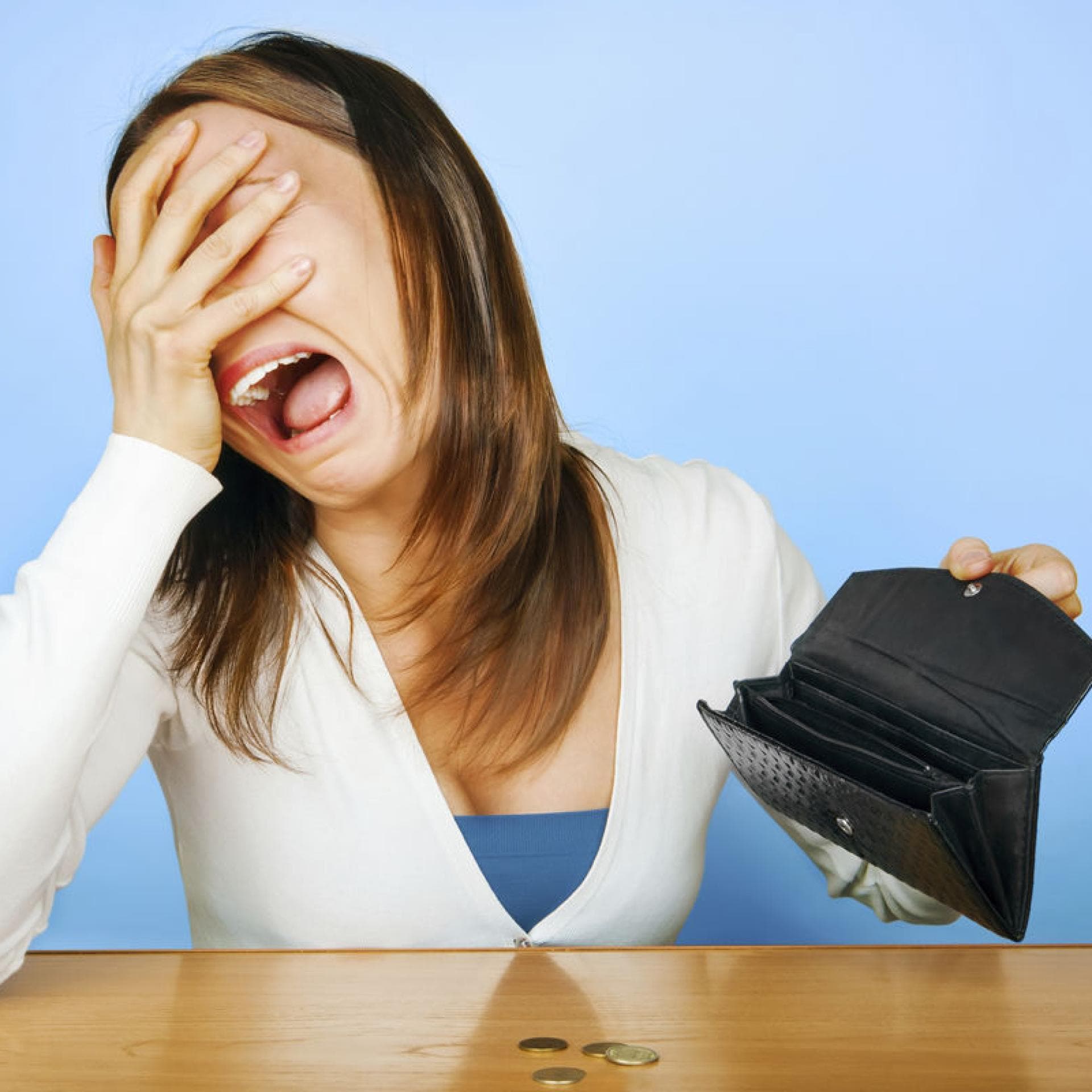 Frau kann nicht mit Geld umgehen