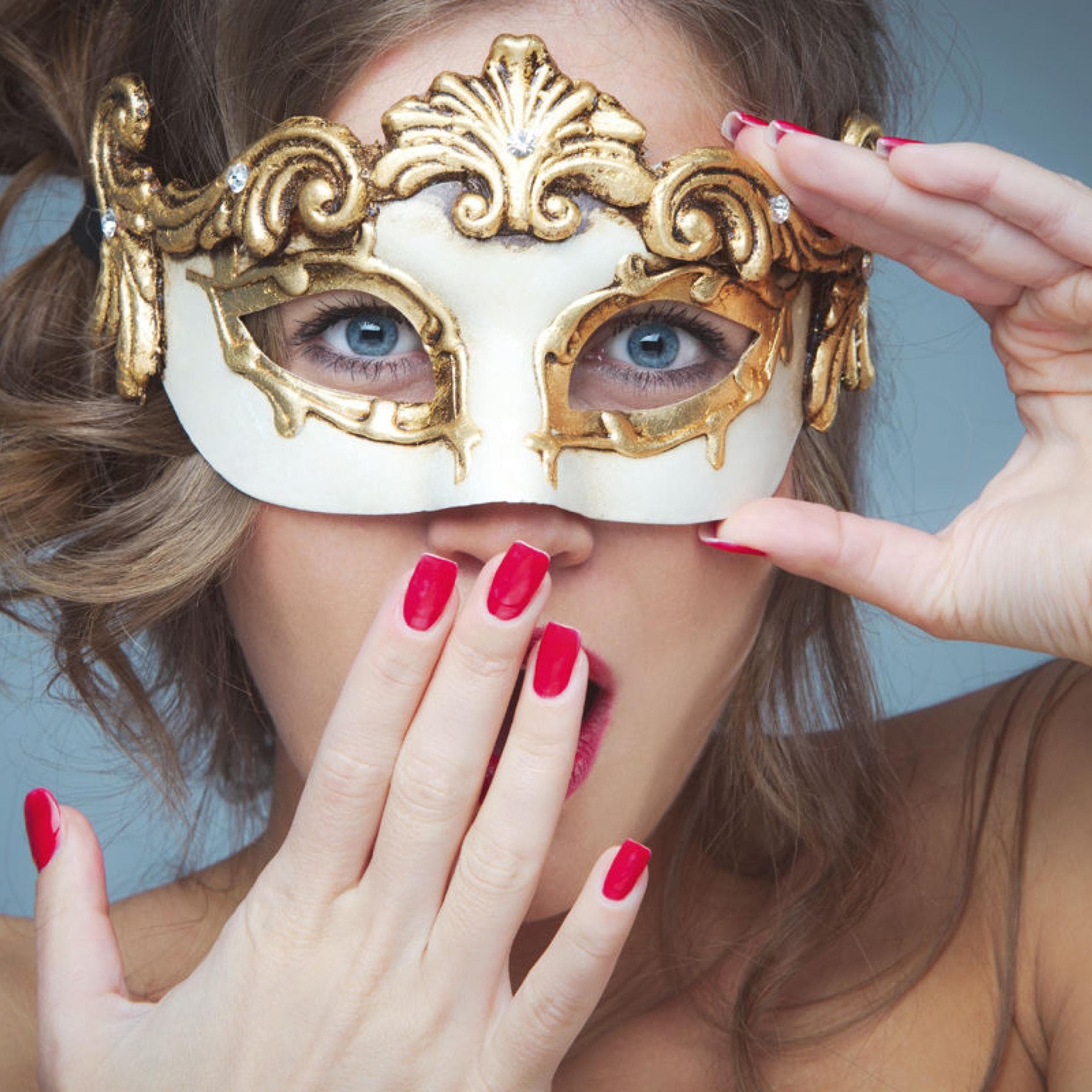 Frau mit Maske