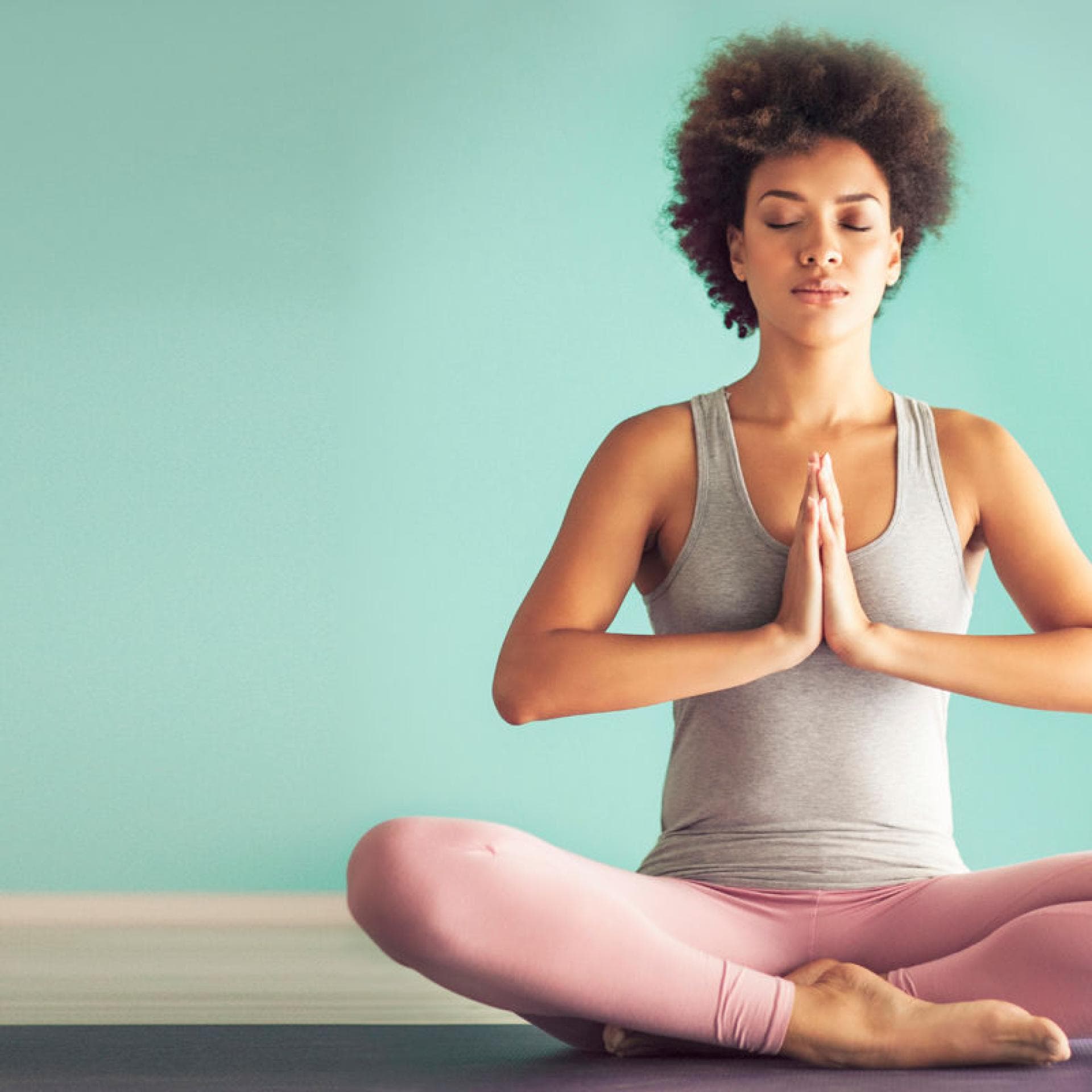 Frau macht Yoga auf Matte