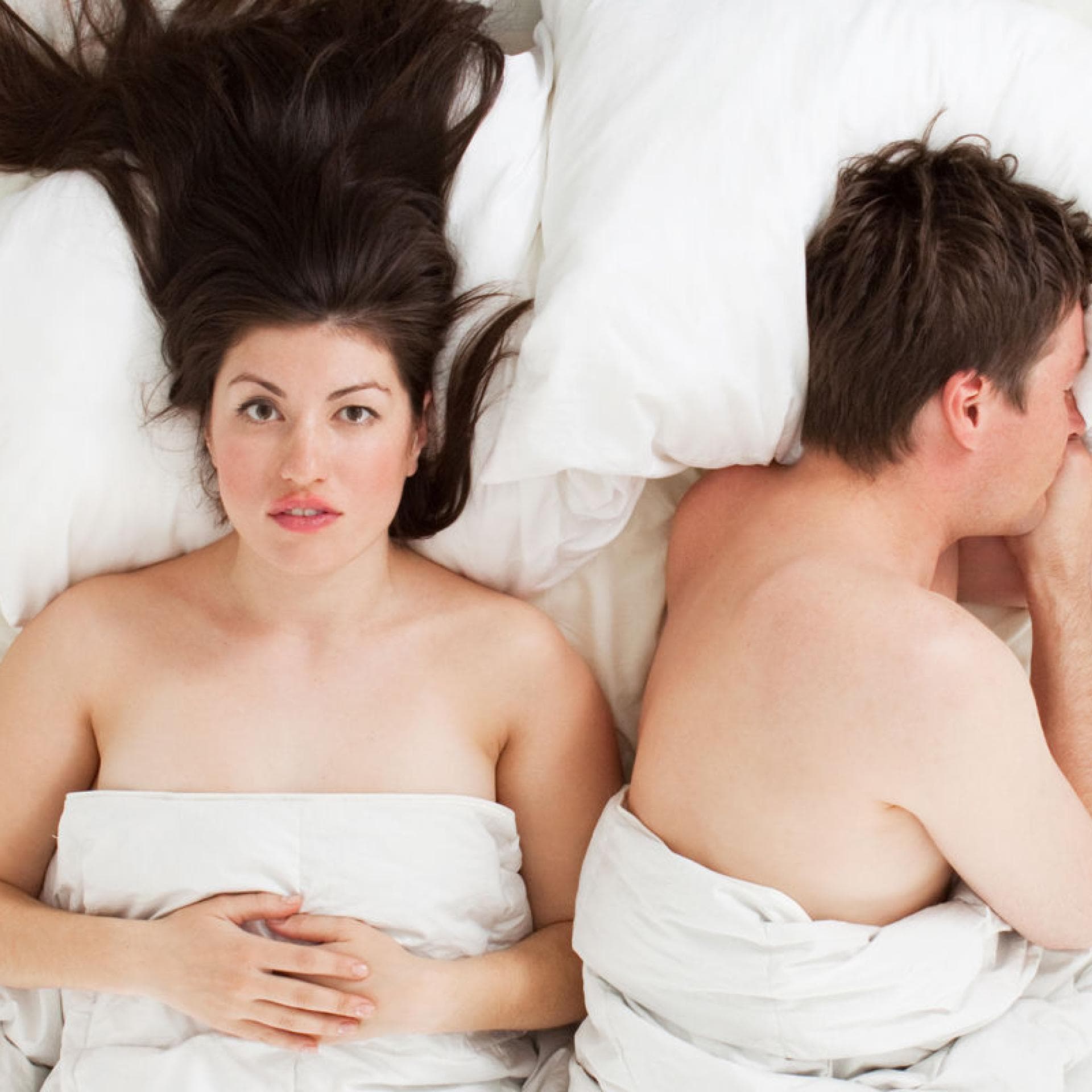 Paar liegt unglücklich im Bett Paar liegt unglücklich im Bett