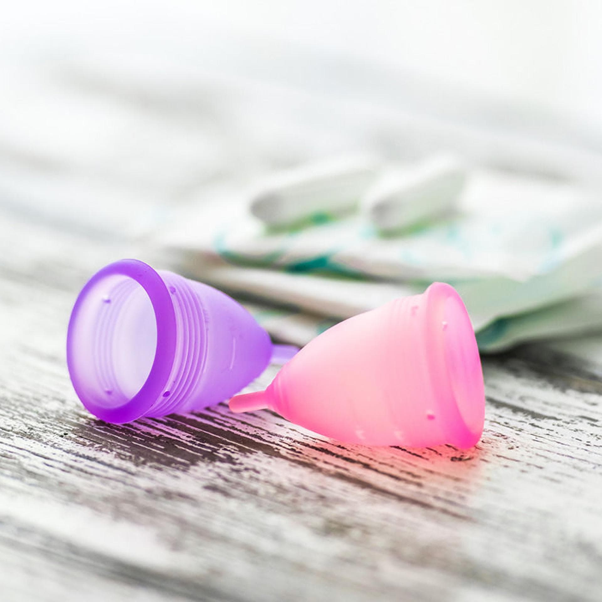 Eine Menstruationstasse ist bunt, nachhaltig und praktisch Eine Menstruationstasse ist bunt, nachhaltig und praktisch