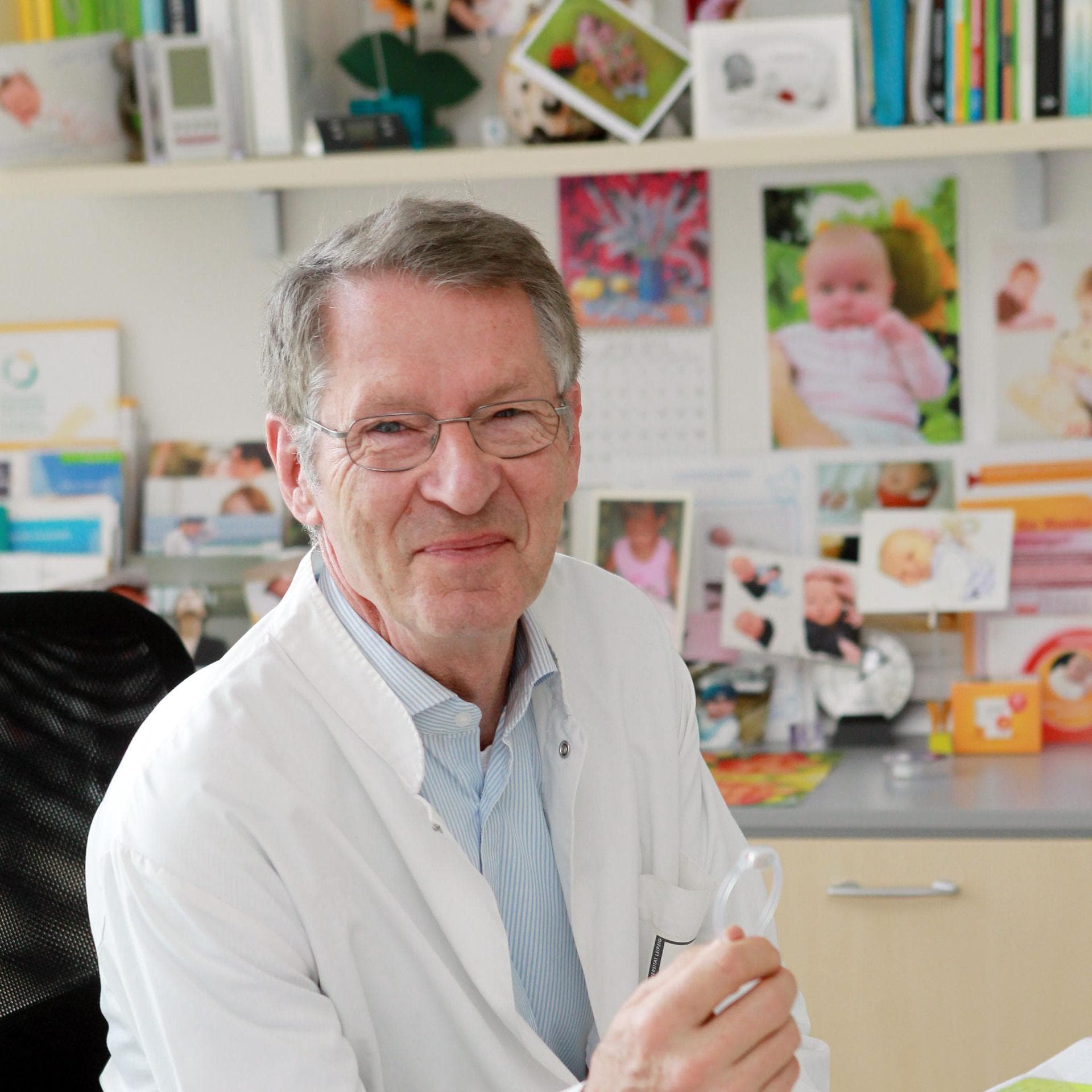 Prof. Henry Alexander mit Ring_© VivoSensMedical
