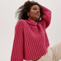 Sara Nuru im Strickpullover