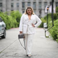 Frau in weißem Look