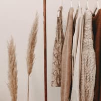 Kleidung auf dem Bügel