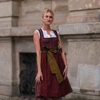 Frau trägt Dirndl für Oktoberfest