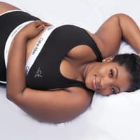 Curvy Frau in Unterwäsche