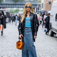 Jeansrock kombinieren: Streetstyle mit Maxi-Jeansrock und Lederjacke 