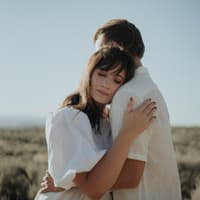 Ein Paar umarmt sich.