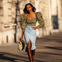 Frau trägt Bluse mit Puffärmeln und Jeansrock Frau trägt Bluse mit Puffärmeln und Jeansrock