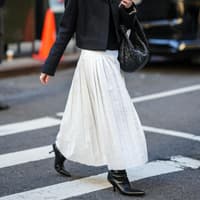 5 Trend-Schuhe, die Streetyle-Profis im Frühling zu Maxiröcken kombinieren Streetstyle mit Maxirock und Stiefeln