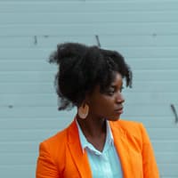 Sternzeichen, die immer nörgeln Frau schaut genervt