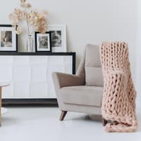 Ein schöner Sessel hat in jedem Wohnzimmer platz