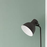 Wandfarbe salbeigrün mit Lampe Wandfarbe salbeigrün mit Lampe