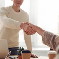 Händedruck bei Gehaltsgespräch