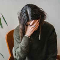 Frau macht sich Sorgen