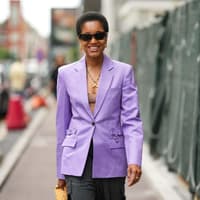 Flieder kombinieren: Frau mit fliederfarbenem Blazer