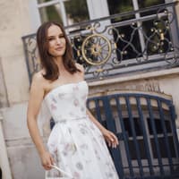 Frau im schulterfreien Sommerkleid