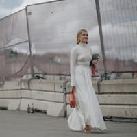 Frau im weißen Maxi-Rock