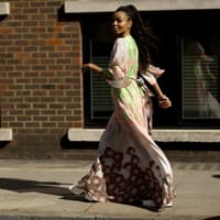 Frau im Maxi-Kleid mit Blumenmuster