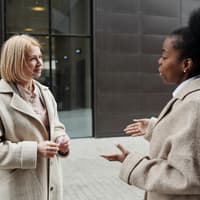 An diesen 5 Anzeichen erkennst du, ob dich jemand anlügt. Zwei Frauen unterhalten sich