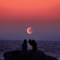 Drei Frauen vor dem Vollmond
