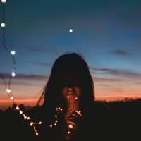 Sternzeichen unbeliebt Frau mit Lichterkette