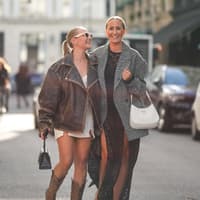 Zwei Frauen in Herbstjacken