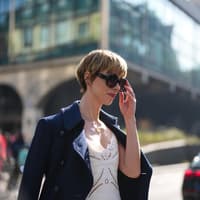 Frau mit Kurzhaarschnitt