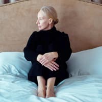 Mentale Gesundheit Frau sitzt traurig auf dem Bett