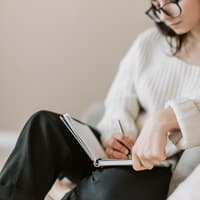 Journaling Frau journalt