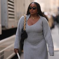 Dieses Kleid von & other stories sieht aus wie aus einer italienischen Boutique Eine Frau trägt ein Strickkleid