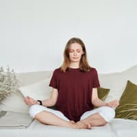 Manifestieren Frau meditiert im Schneidersitz