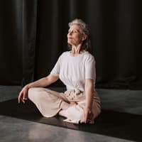 Frau meditiert auf einer Yogamatte