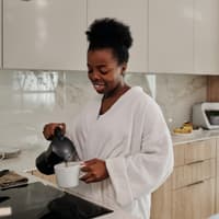 Paar farbig mit Kaffee in der Küche