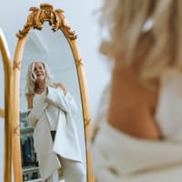 Positive Glaubenssätze können der Schlüssel zu einem besseren Selbstwert sein. Ältere Frau schaut in den Spiegel