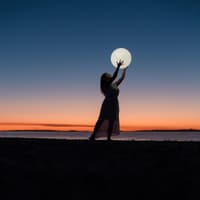 Frau im transparenten Kleid hält eine große weiße Kugel in der Hand