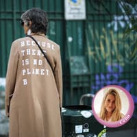 Frau mit Statement-Mantel