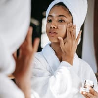 Frau vor dem Spiegel