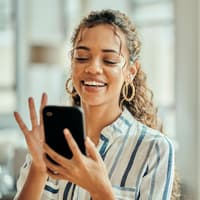 Frau hält Handy in der Hand