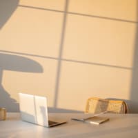 Laptop und Notizheft 