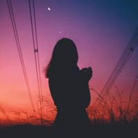 Silhouette einer Frau beim Sonnenuntergang