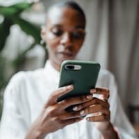 Diese drei Sternzeichen neigen dazu, per Textnachricht Schluss zu machen. Frau mit Handy