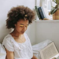 Buch Persönlichkeitsentwicklung Frau liest Buch