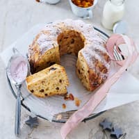 Rezept Stollen-Gugelhupf mit Himbeer-Puderzucker