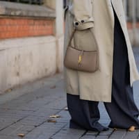 Frau mit Designer Tasche