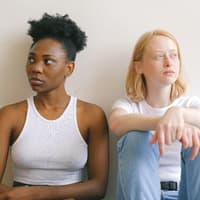 Jemand nicht mögen Zwei Frauen sprechen nicht miteinander