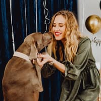 Frau und Hund an Silvester