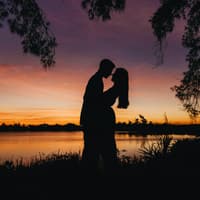 Paar umarmt sich am See